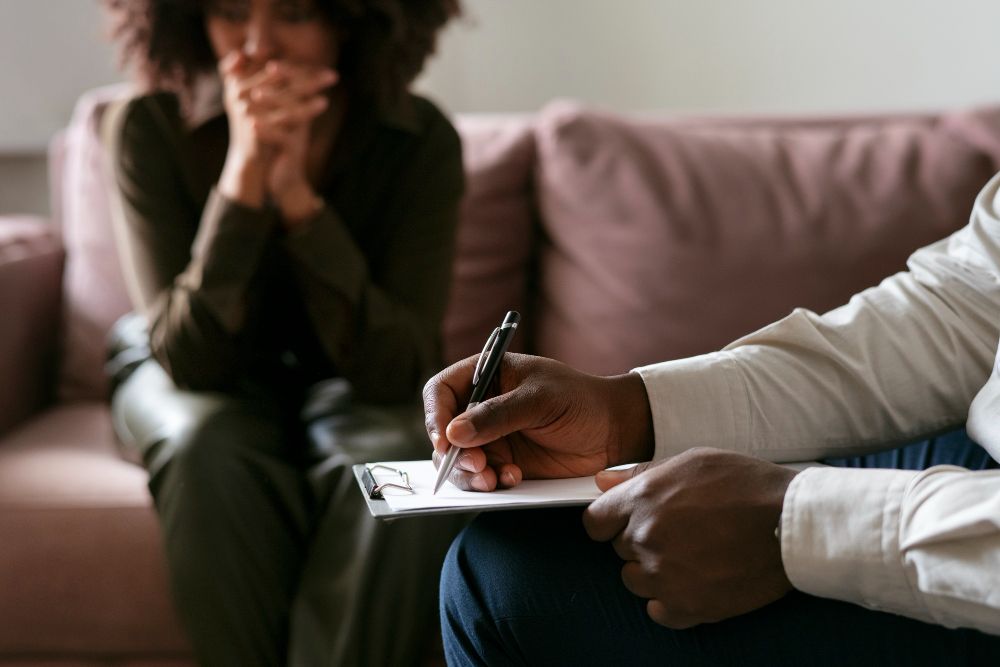 mulher se consulta em psiquiatra mostrando a relação entre saúde mental e nr-1