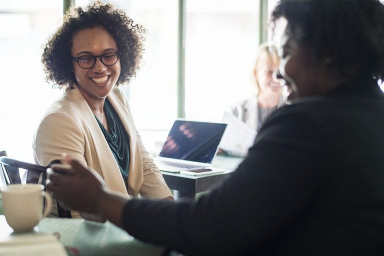 colaboradoras estudam como melhorar a gestão de benefícios na empresa