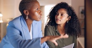 Mulher com perfil dominante é autoritária com colega de trabalho