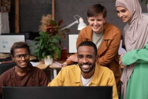 Colaboradores com diversos perfis étnicos trabalham sob uma gestão estratégica de negócios