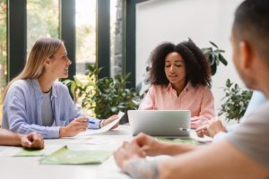 Equipe de trabalho estuda como aplicar inteligência comportamental e usar bem o perfil dominante