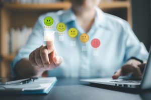 Pessoa clica em indicador de NPS alto em ilustração para mostrar a busca pelo trabalho de excelência