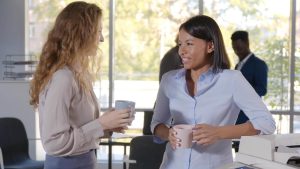 Mulher comunica-se com colega com perfil dominante no trabalho