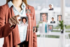 Mulher interage virtualmente com diversos candidatos de recrutamento inteligente
