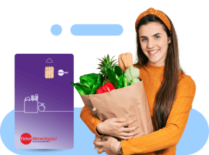 Mulher segura sacola de compras em supermercado com imagem do ticket alimentação ao lado