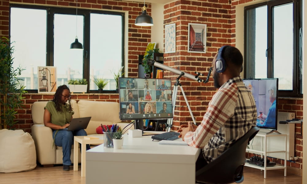 uncionário da empresa participando de reunião de videochamada on-line, conversando com colegas em conferência