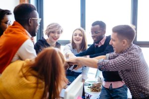 Funcionários felizes celebrando no escritório