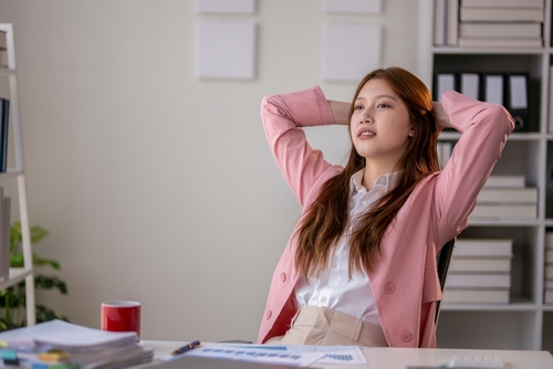 mulher com postura relaxada demonstrando Saúde emocional no trabalho