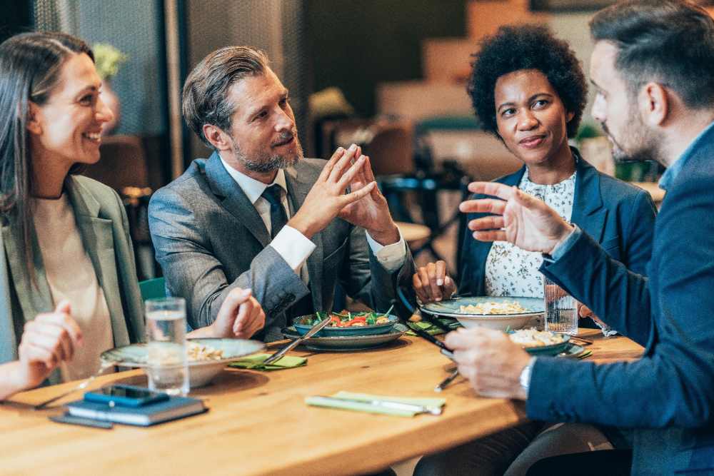 Equipe almoça em restaurante e discute qual é a melhor: Ticket Restaurante ou Alelo refeição