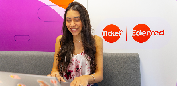 jovem representa uma das gerações no trabalho e uso de benefícios alimentares