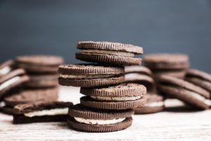 biscoitos recheados de chocolate empilhados