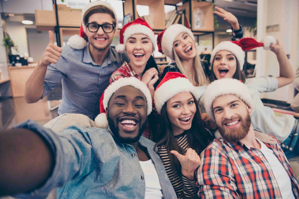 equipe recebe cartão de natal para funcionários e faz selfie animada