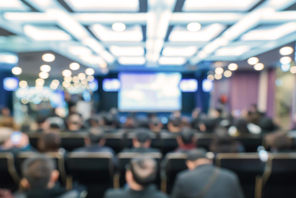 imagem desfocada da plenária conarh 2025