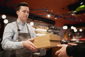 homem fazendo entrega de delivery