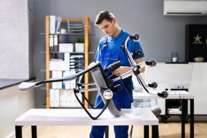 homem fazendo manutenção em escritório