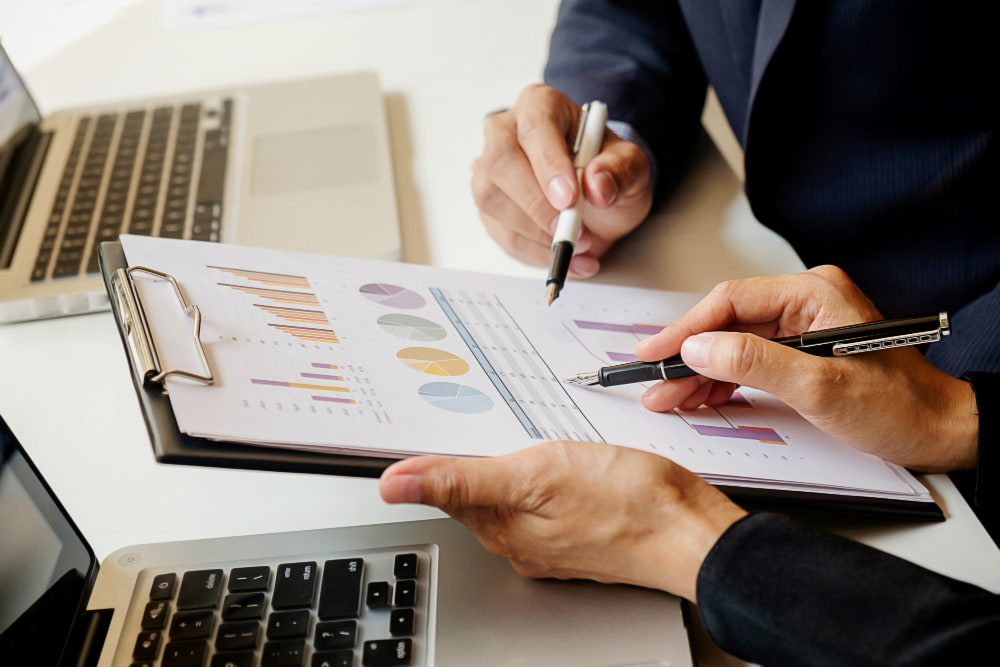 mãos escrevem em um documento na prancheta