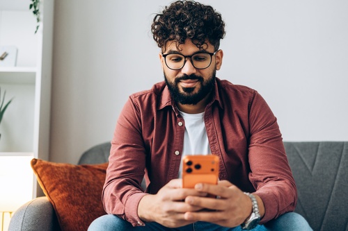 homem busca canais de atendimento ticket no celular
