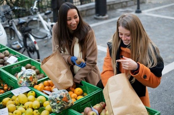 mulheres fazem compra em feira livre usando vale-alimentação no Sudeste