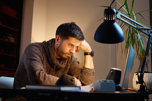 homem trabalhando até mais tarde