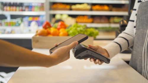 pessoa acaba de ativar cartão Ticket antecipadamente para pagar supermercado