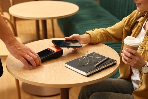 pessoa usa cartão digital Ticket para pagar café
