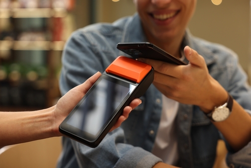 homem começa a pagar com cartão Ticket pelo celular