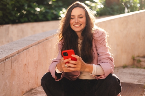 mulher aprende a usar cartão digital ticket