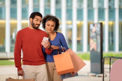 casal descobre o que é ticket presente digital e usa em compras