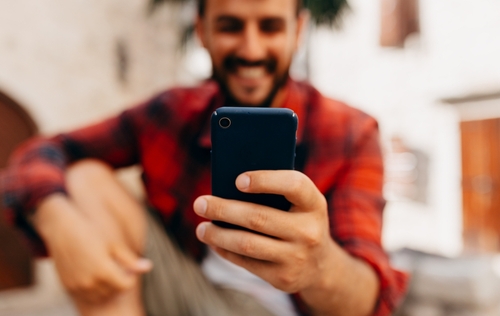 Homem usa Ticket Presente Digital no celular