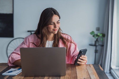 mulher descobre o que conferir pra usar o presente digital