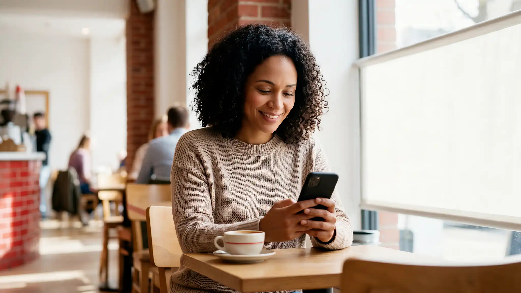 mulher recebe sms após interromper a contratação online