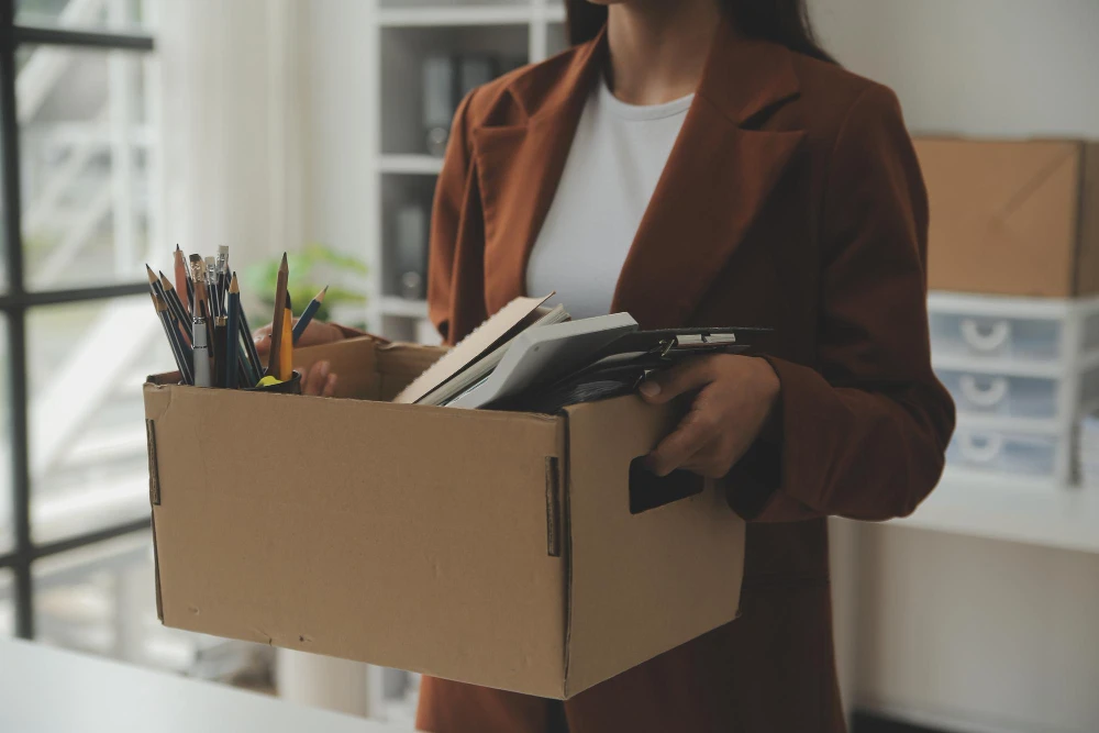 colaborador saindo do trabalho com a caixa de pertences por justa causa